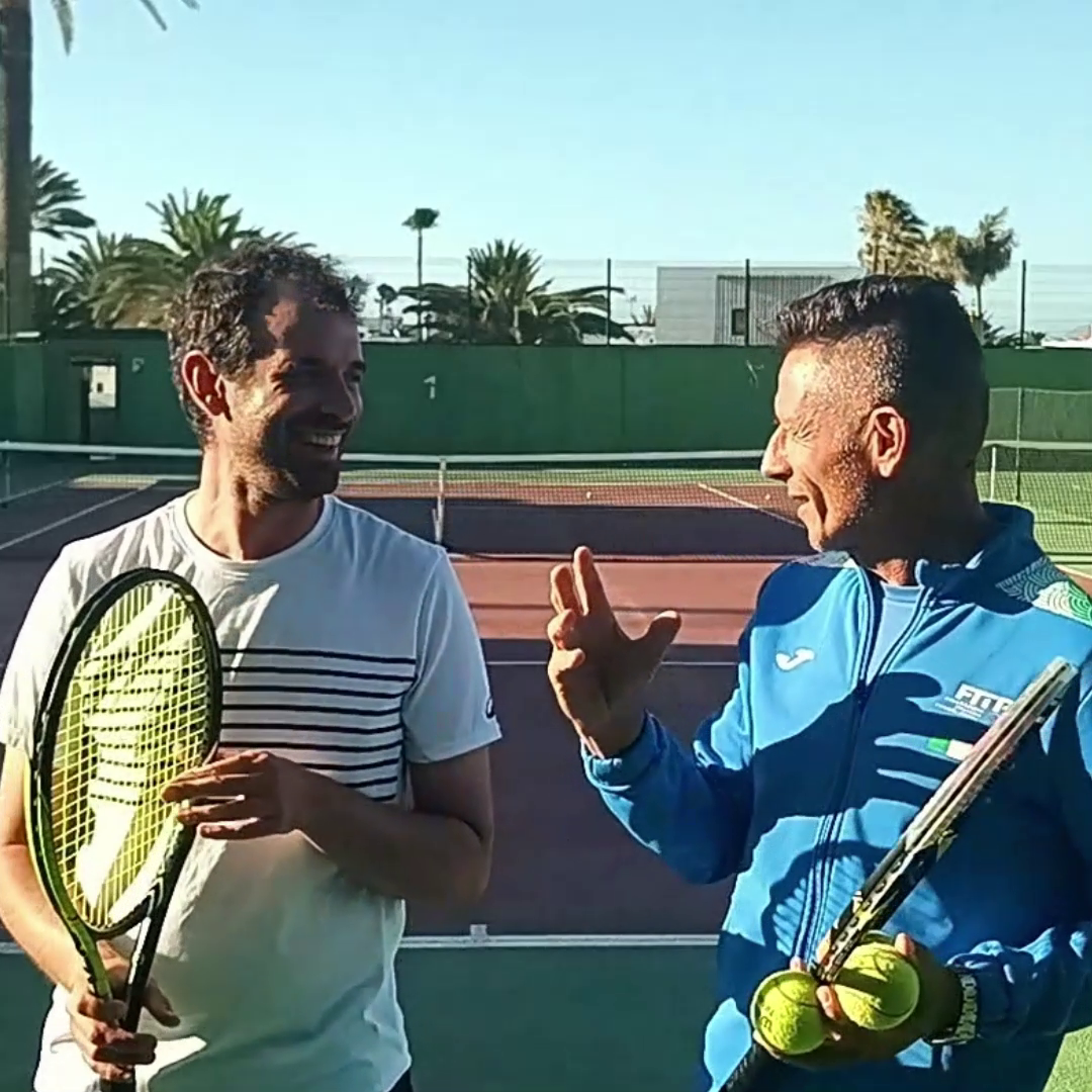 Edoardo and Giorgio in a real coach-player conversation on court in Corralejo