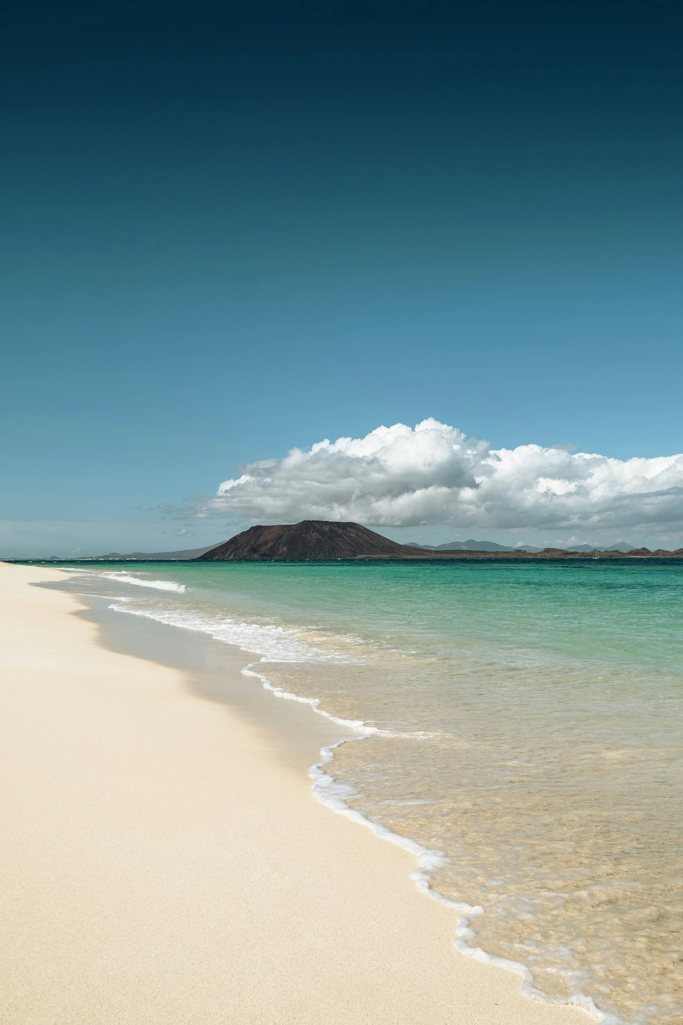 Corralejo beach with turquoise water and the island on the horizon, Fuerteventura